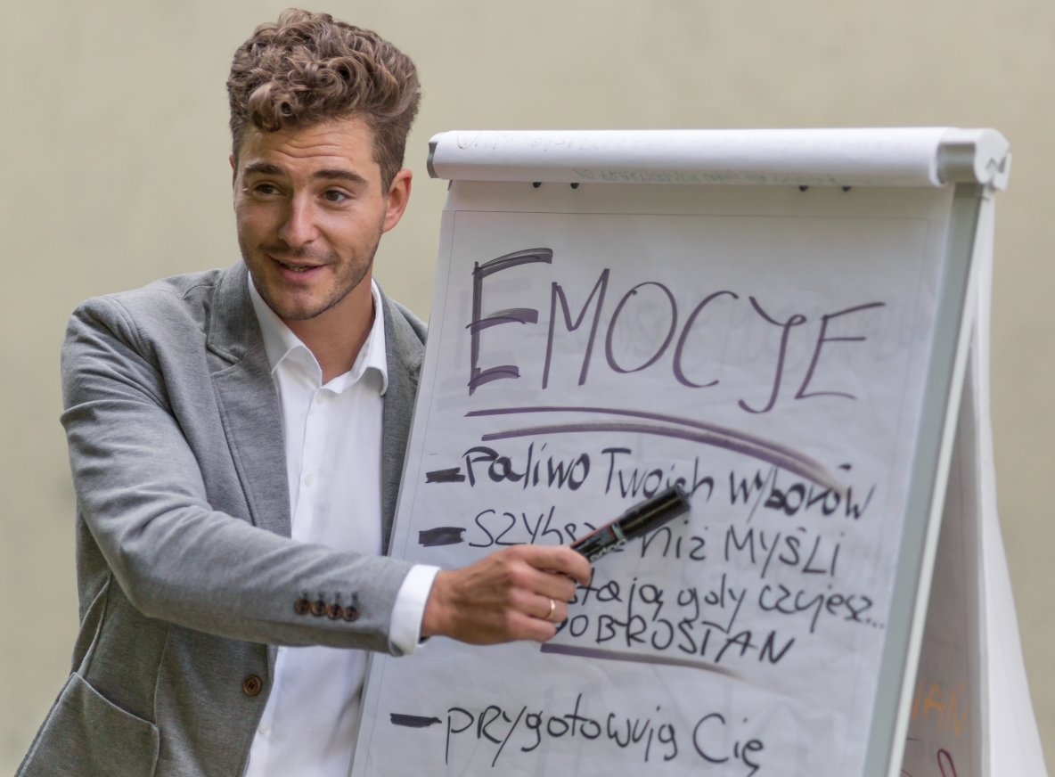 Praca przy flipcharcie podczas warsztatu o emocjach